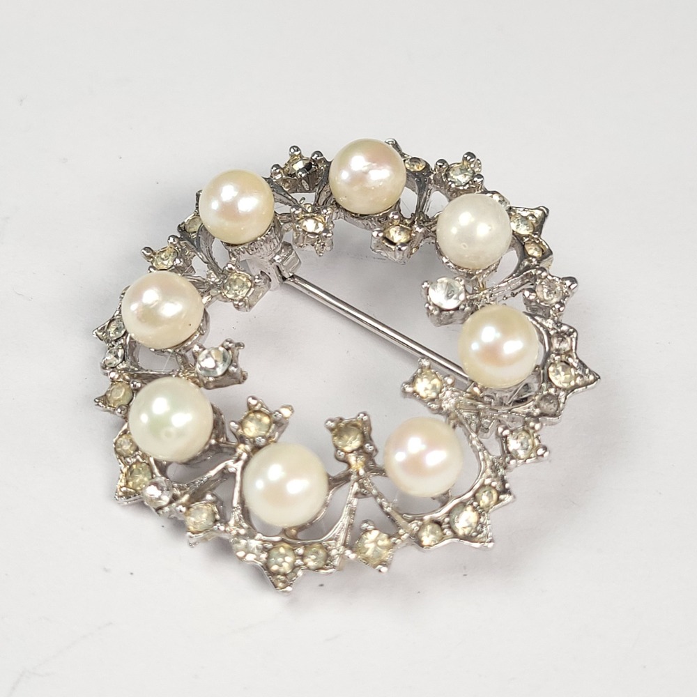 Vintage Silver Tone Faux Pearl and Rhinestone Wreath Brooch Pin Round‎ Classic